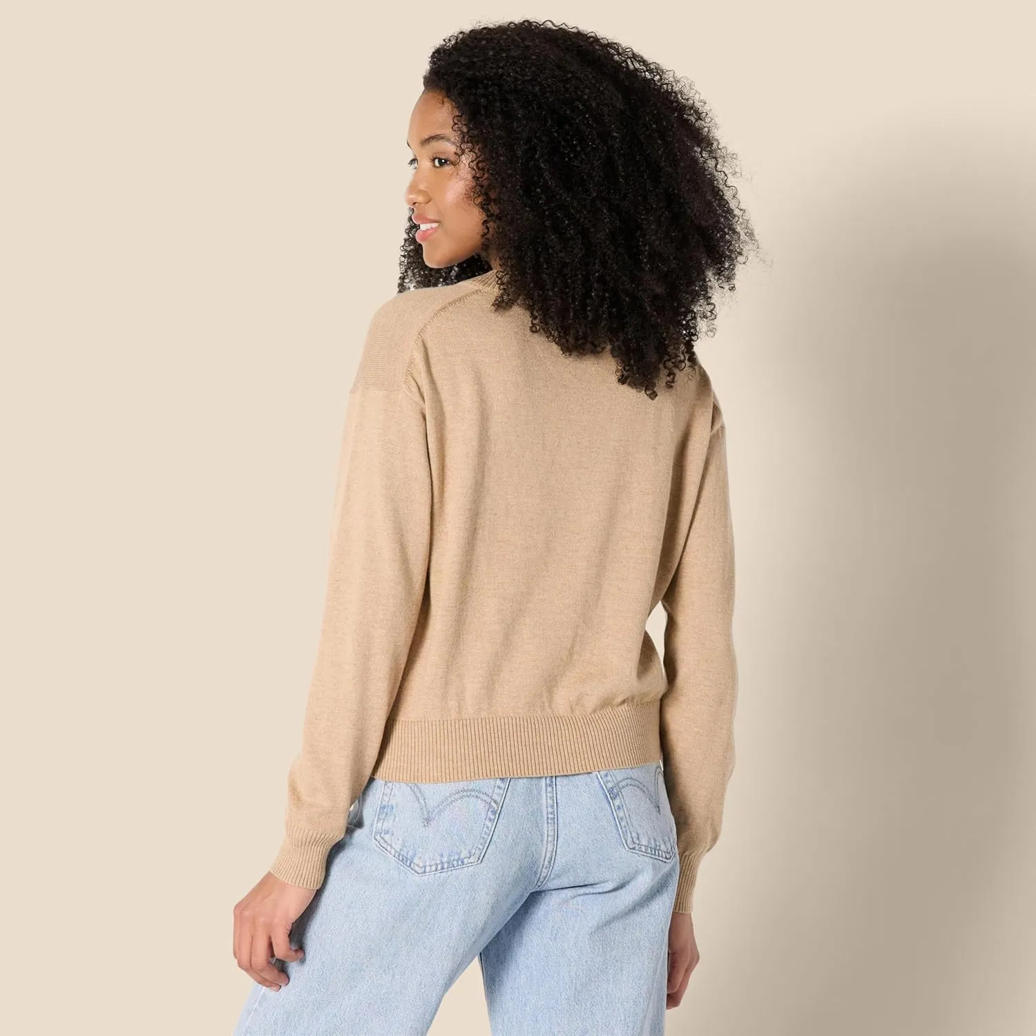Amazon Essentials Women's Relaxed-Fit Lightweight V-Neck Cropped Sweater