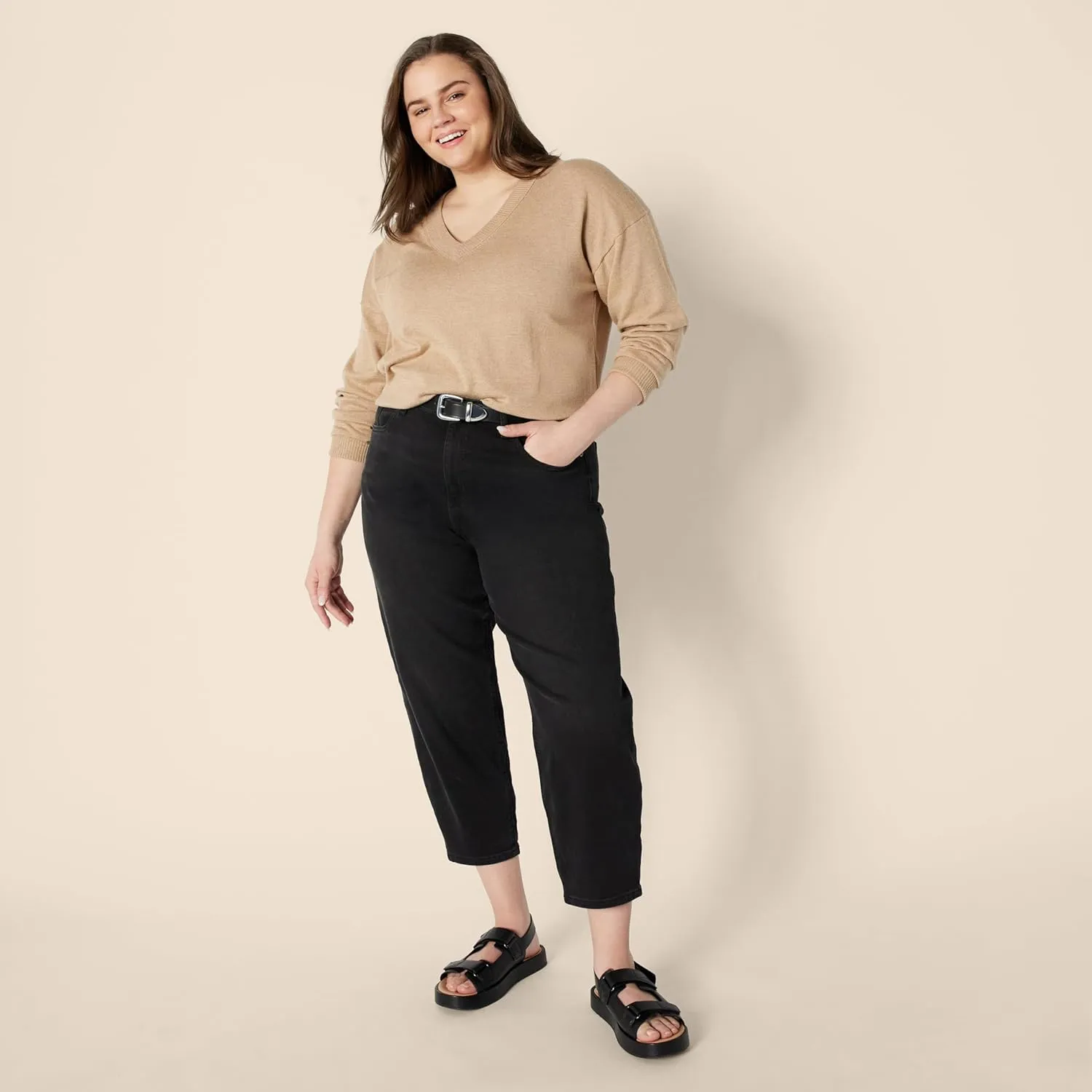 Amazon Essentials Women's Relaxed-Fit Lightweight V-Neck Cropped Sweater