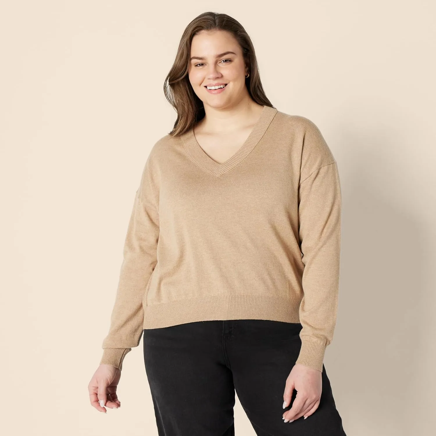 Amazon Essentials Women's Relaxed-Fit Lightweight V-Neck Cropped Sweater