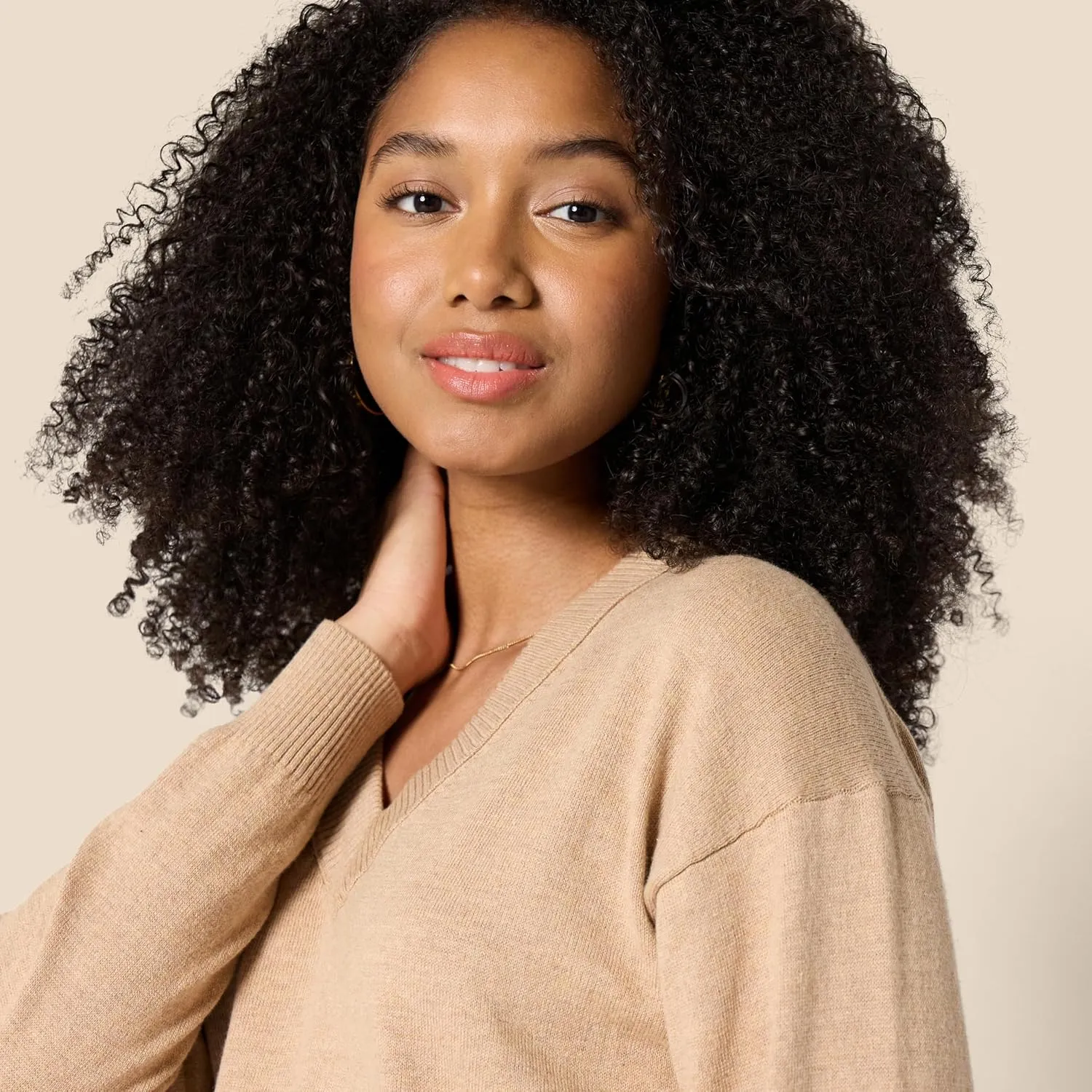 Amazon Essentials Women's Relaxed-Fit Lightweight V-Neck Cropped Sweater