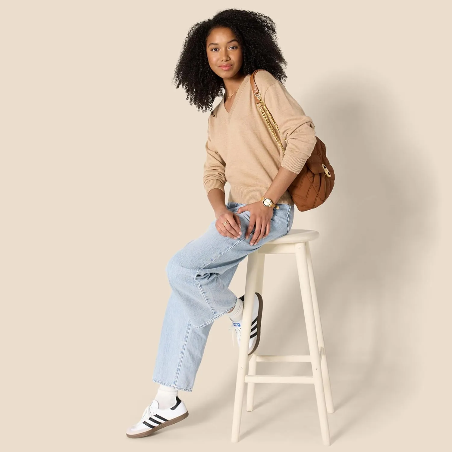 Amazon Essentials Women's Relaxed-Fit Lightweight V-Neck Cropped Sweater